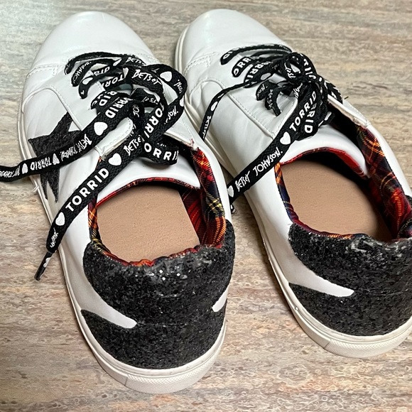 Torrid ♥️Betsey Johnson T Remy sneakers - Picture 16 of 16